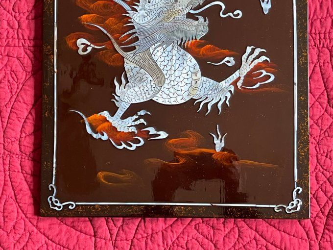 Tableau chinois représentant un dragon 龙, laque à incrustation de nacre