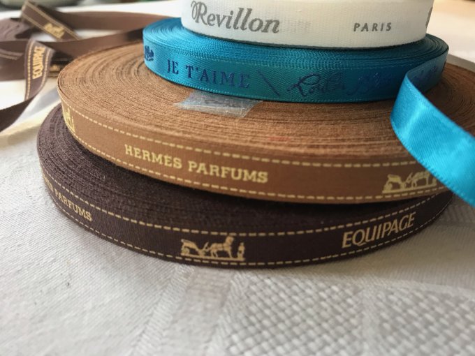 4 Rubans de 1 m :  1 Hermès Équipage foncé + 1 clair + 1 Bleu Loulou Je t'aime + 1 Revillon Paris