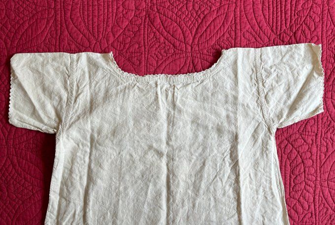 Chemise de nuit ancienne en métis, col festonné, monogramme FC, Neuve. 