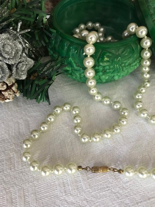 Long collier de perles blanches