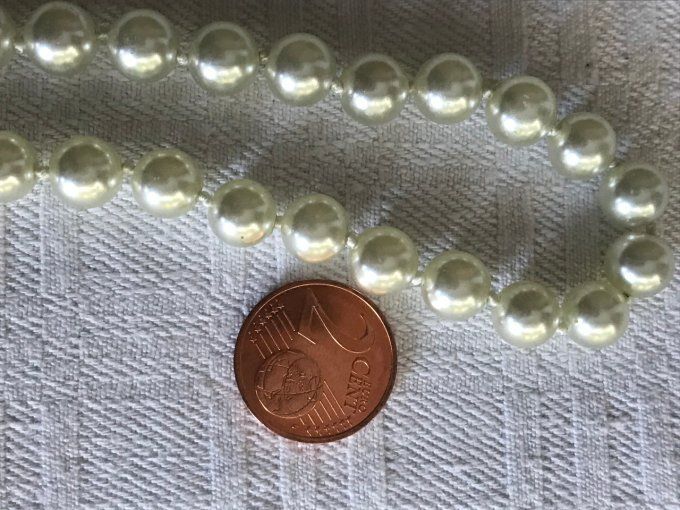 Long collier de perles blanches