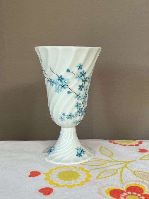 Mazagran au décor de myosotis en porcelaine de Limoges  