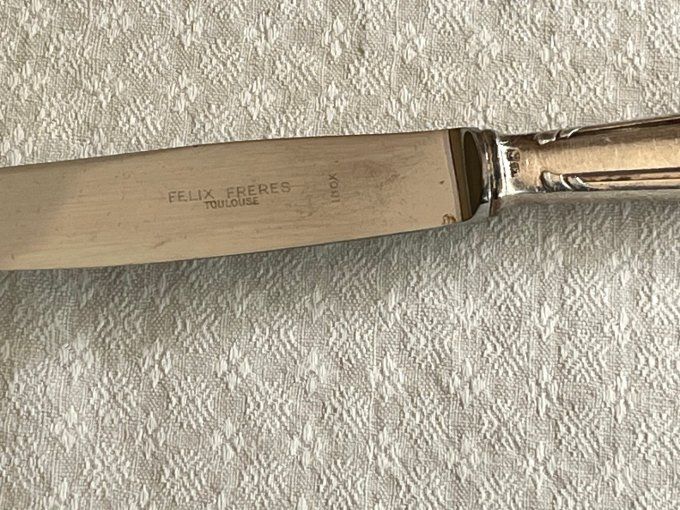 6 Couteaux de table en métal argenté, poinçons Félix frères 