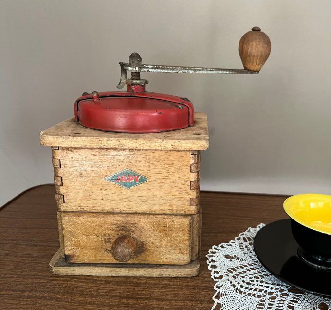 Ancien moulin à café Japy à manivelle, capot en métal rouge