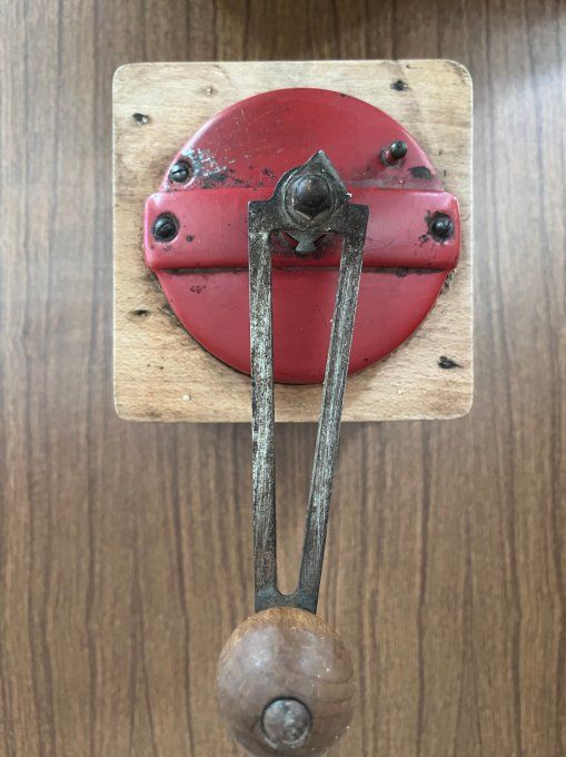 Ancien moulin à café Japy à manivelle, capot en métal rouge