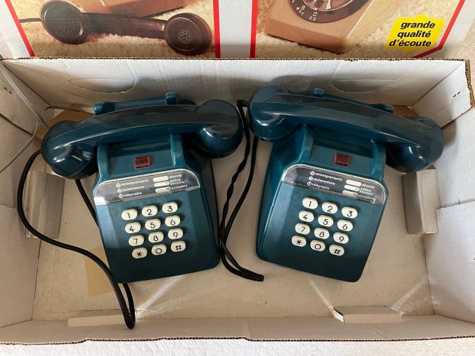 Jouet vintage, 2 téléphones bleus à touches, électriques 