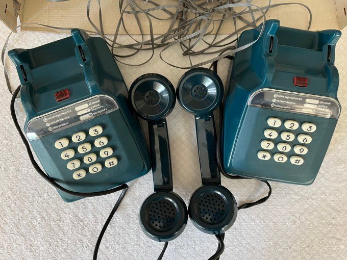 Jouet vintage, 2 téléphones bleus à touches, électriques 