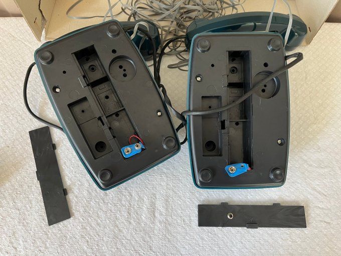 Jouet vintage, 2 téléphones bleus à touches, électriques 