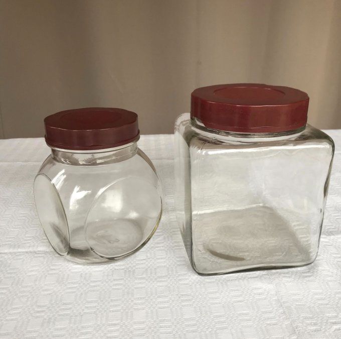 2 bocaux anciens d'épicerie, en verre et bakélite