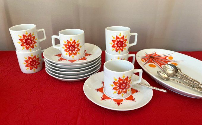 Tasses et sous tasses vintage, décor floral seventies orange, Estampillées