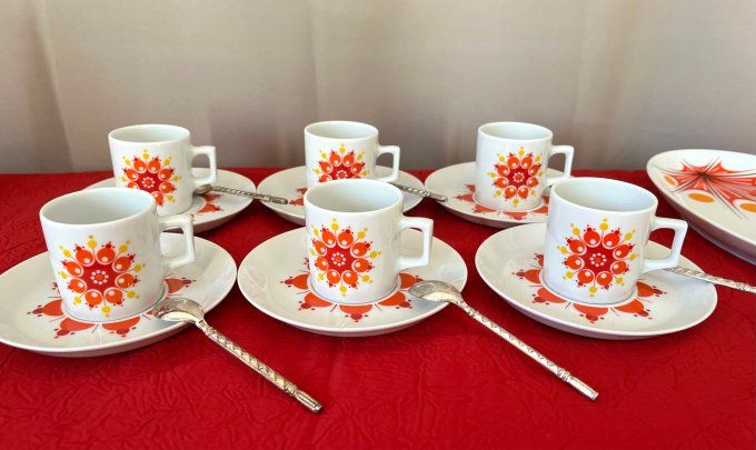 Tasses et sous tasses vintage, décor floral seventies orange, Estampillées