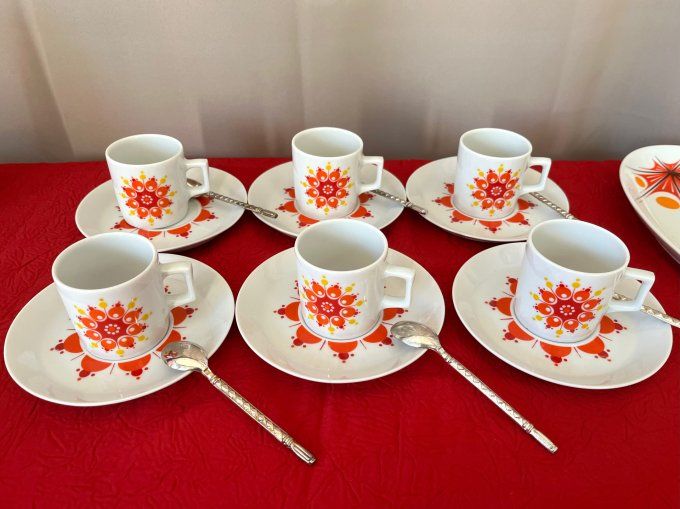 Tasses et sous tasses vintage, décor floral seventies orange, Estampillées