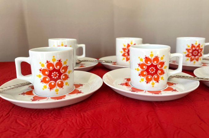 Tasses et sous tasses vintage, décor floral seventies orange, Estampillées
