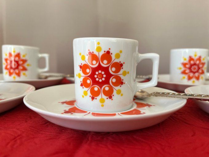 Tasses et sous tasses vintage, décor floral seventies orange, Estampillées