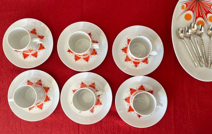 Tasses et sous tasses vintage, décor floral seventies orange, Estampillées
