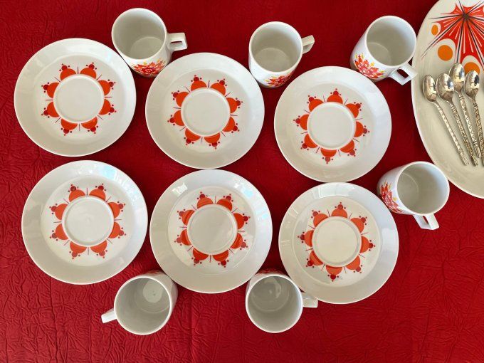 Tasses et sous tasses vintage, décor floral seventies orange, Estampillées