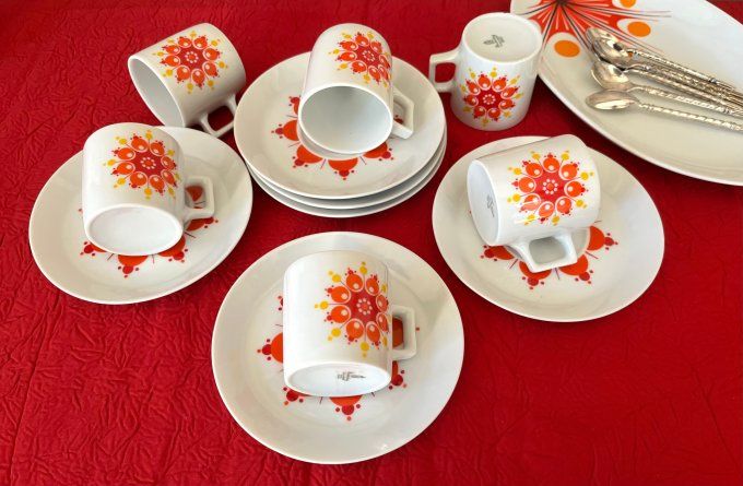 Tasses et sous tasses vintage, décor floral seventies orange, Estampillées