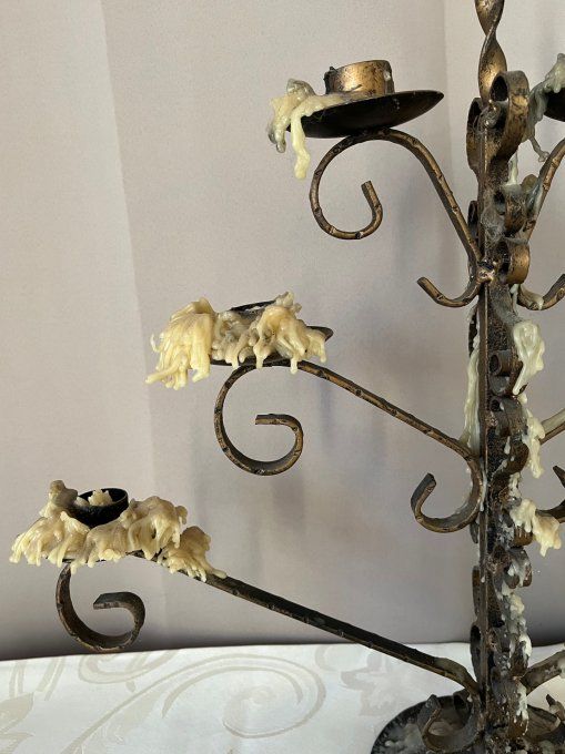Grand chandelier en fer forgé, plein de charme ! 