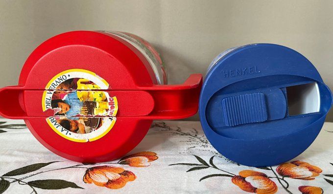 Lot vintage, 1 pichet tomate neuf et 1 pot plastique Henkel 