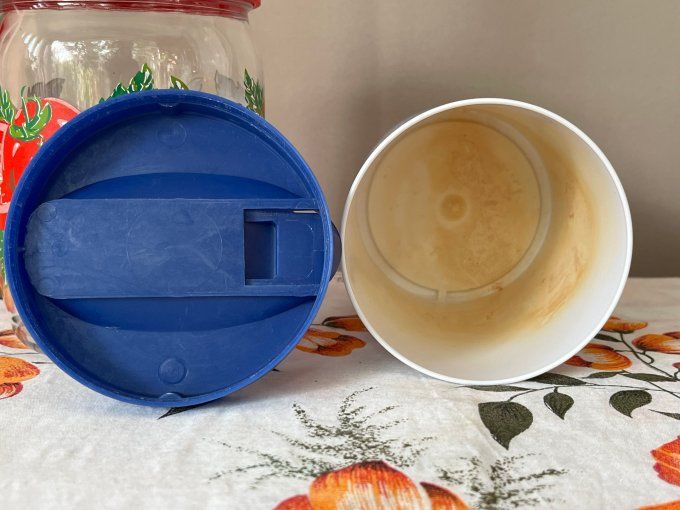 Lot vintage, 1 pichet tomate neuf et 1 pot plastique Henkel 