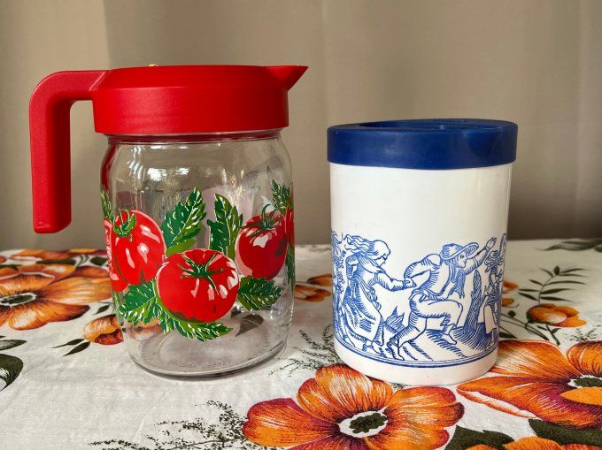 Lot vintage, 1 pichet tomate neuf et 1 pot plastique Henkel 