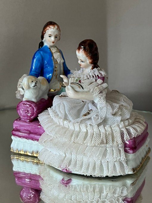 Céramique décorative, Figurines Vintage "Couple et leur Chien sur Banc"