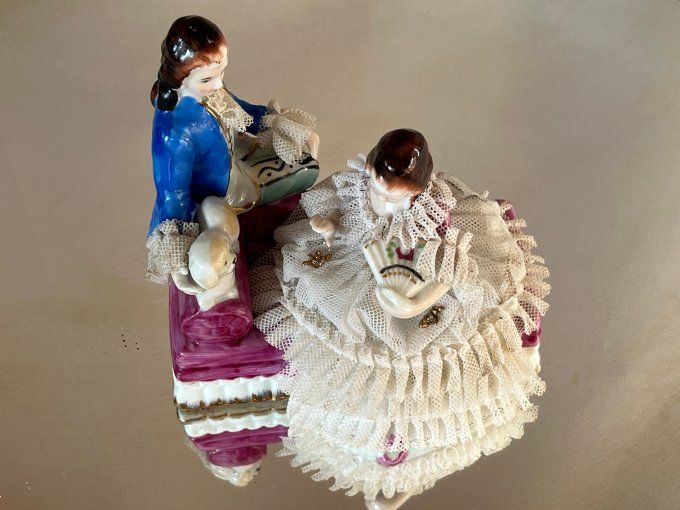 Céramique décorative, Figurines Vintage "Couple et leur Chien sur Banc"