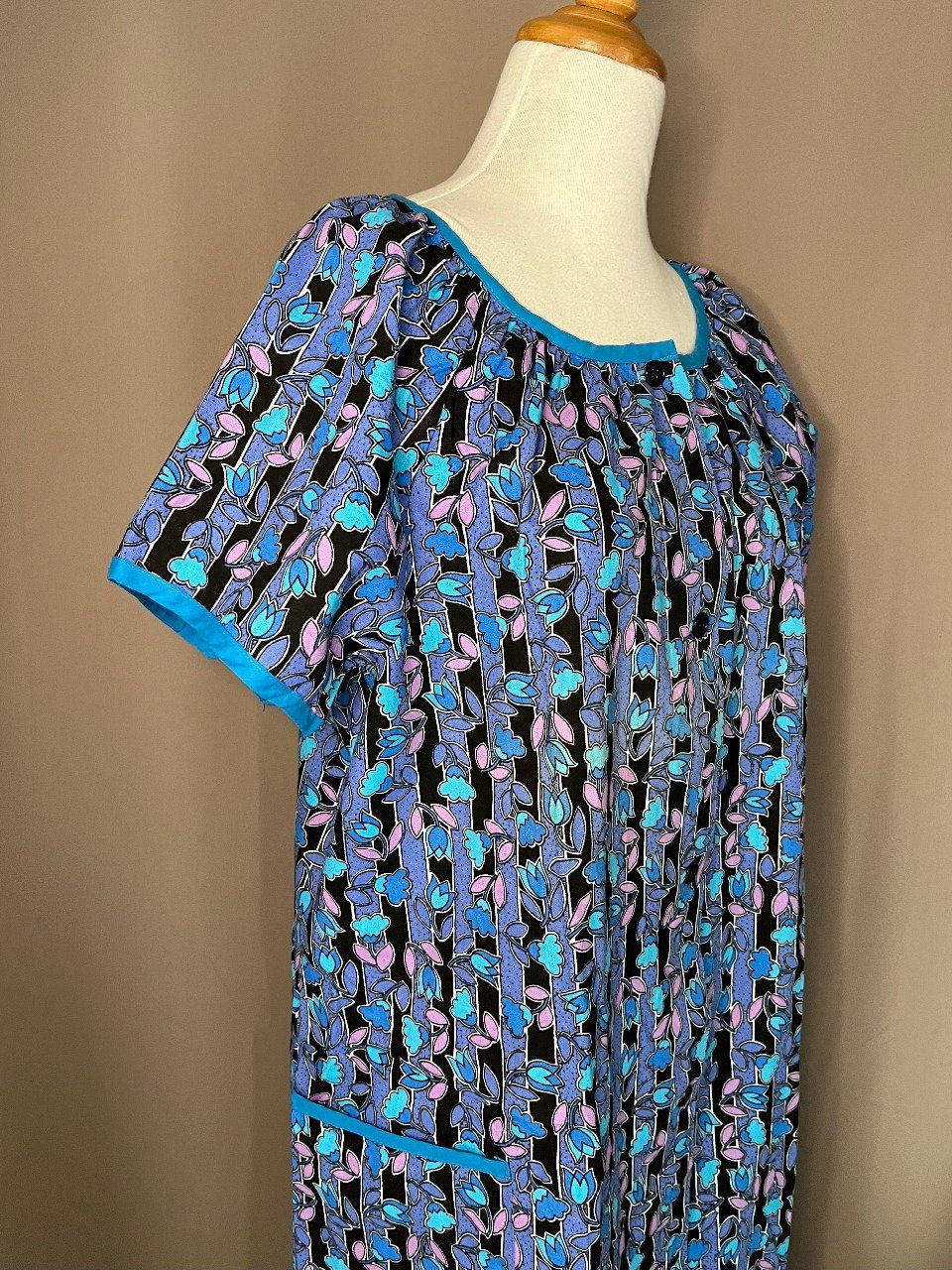 Tablier vintage neuf, Blouse à fleurs bleues