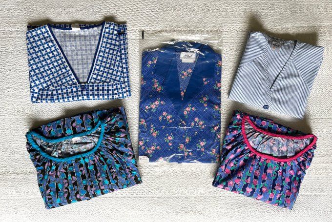 Tablier vintage neuf, Blouse à fleurs bleues