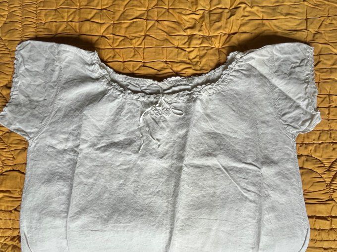 Ancienne chemise de nuit en métis, broderie festonnée, initiales FT, confort naturel, charme vintage