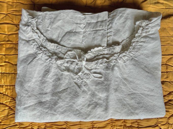 Ancienne chemise de nuit en métis, broderie festonnée, initiales FT, confort naturel, charme vintage