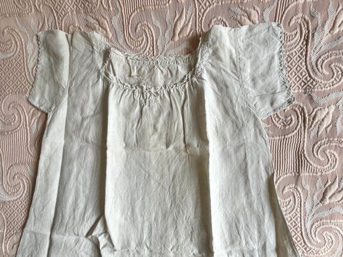 Ancienne chemise de nuit en métis, broderie festonnée, initiales FT, confort naturel, charme vintage