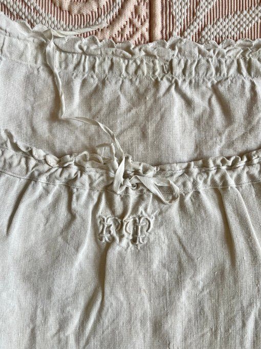 Ancienne chemise de nuit en métis, broderie festonnée, initiales FT, confort naturel, charme vintage