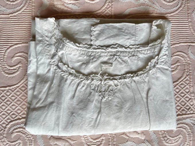 Ancienne chemise de nuit en métis, broderie festonnée, initiales FT, confort naturel, charme vintage