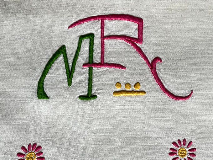 Grand drap ancien en coton, monogramme MR et broderie marguerites 