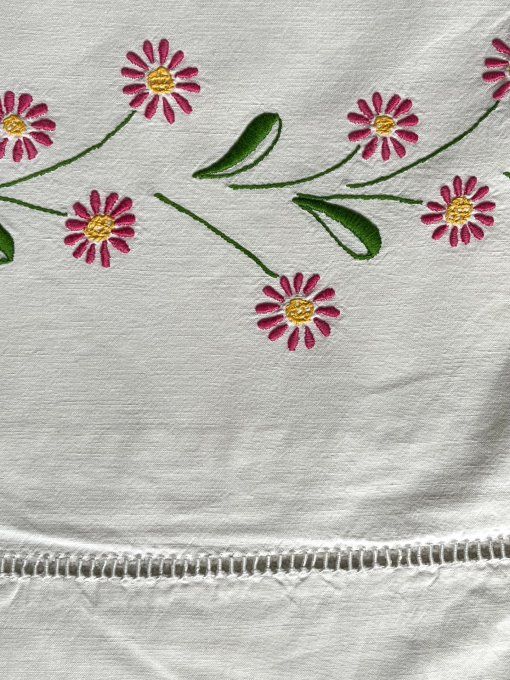 Grand drap ancien en coton, monogramme MR et broderie marguerites 