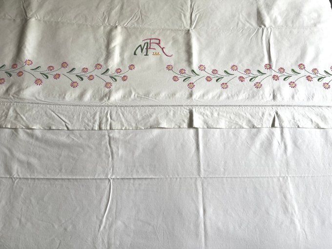 Grand drap ancien en coton, monogramme MR et broderie marguerites 