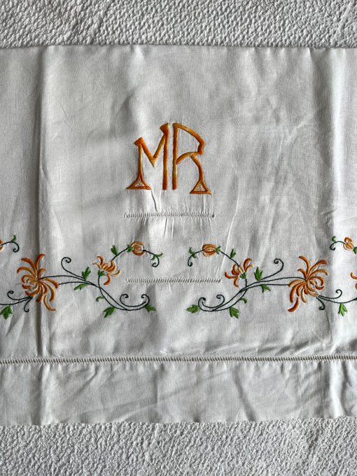 Ancien grand drap en coton, initiales MR, guirlande de fleurs brodée 