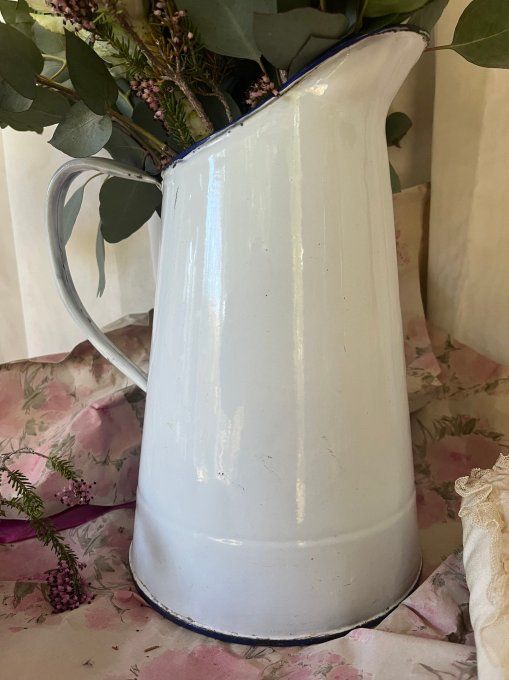 Grand broc ancien émaillé – Blanc et Bord Bleu – Décoration Campagne Chic