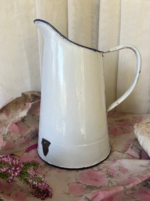 Grand broc ancien émaillé – Blanc et Bord Bleu – Décoration Campagne Chic