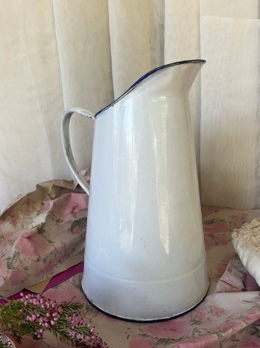 Grand broc ancien émaillé – Blanc et Bord Bleu – Décoration Campagne Chic