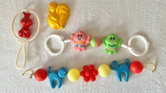 Lot de jouets de bébé vintage, hochet, éveil, chaine de poussette, pour collection ou déco vintage 