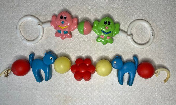 Lot de jouets de bébé vintage, hochet, éveil, chaine de poussette, pour collection ou déco vintage 