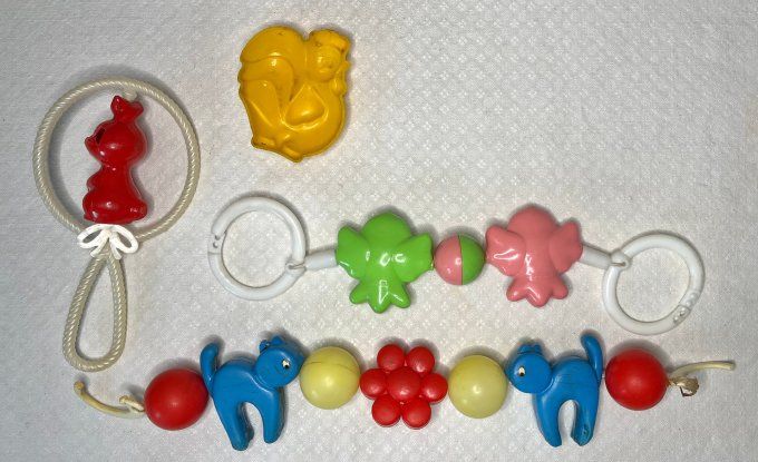 Lot de jouets de bébé vintage, hochet, éveil, chaine de poussette, pour collection ou déco vintage 