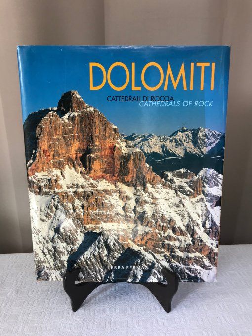 Livre en italien et en anglais, "Dolomiti, Cattedrali di roccia"  Massif de montagnes en Italie