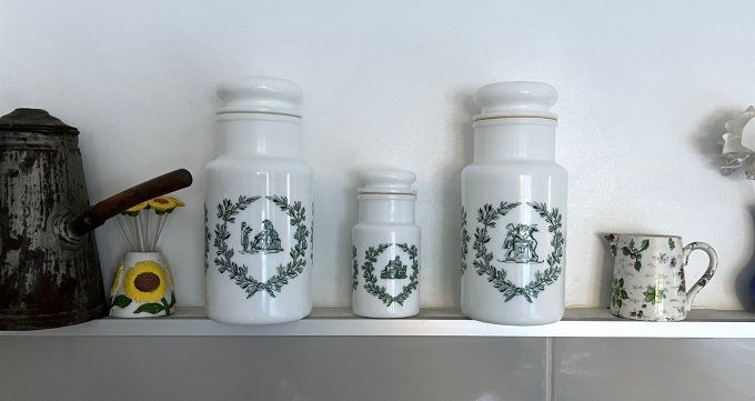 Ensemble de 3 bocaux de type apothicaire en verre d'opale blanc, Vintage, 2 grands et 1 petit 