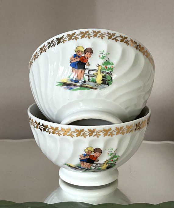 2 Petits bols anciens en porcelaine décor enfants, style Germaine Bouret, début XXe siècle