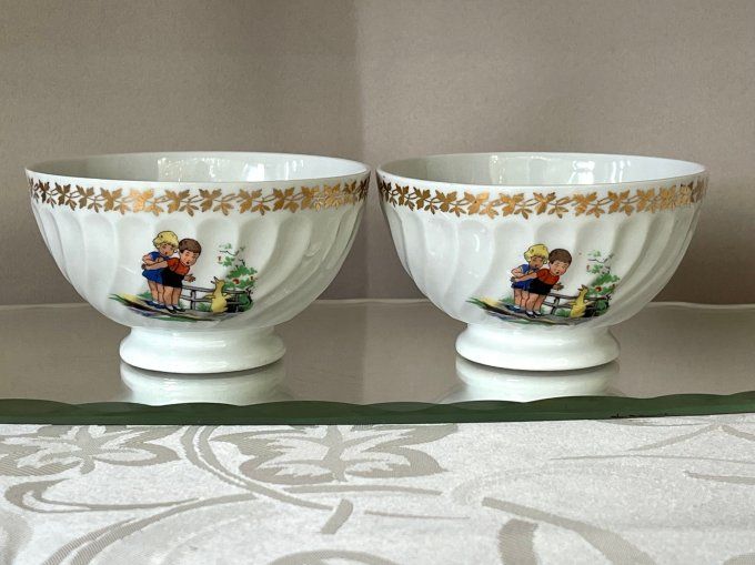 2 Petits bols anciens en porcelaine décor enfants, style Germaine Bouret, début XXe siècle