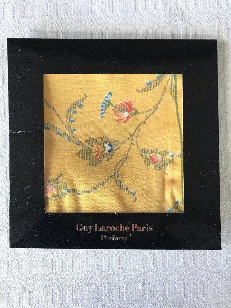 Petit carré de satin polyester, Guy Laroche, Paris, Du parfum Fidji, Neuf 