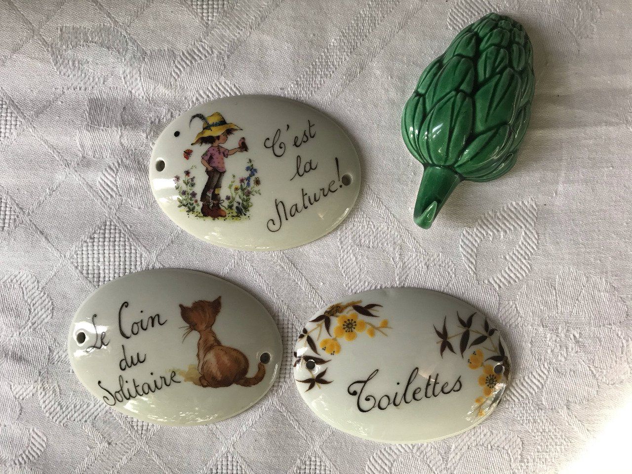 Lot, 3 plaques de porte porcelaine de Limoges et 1 porte torchon en céramique,  vintage